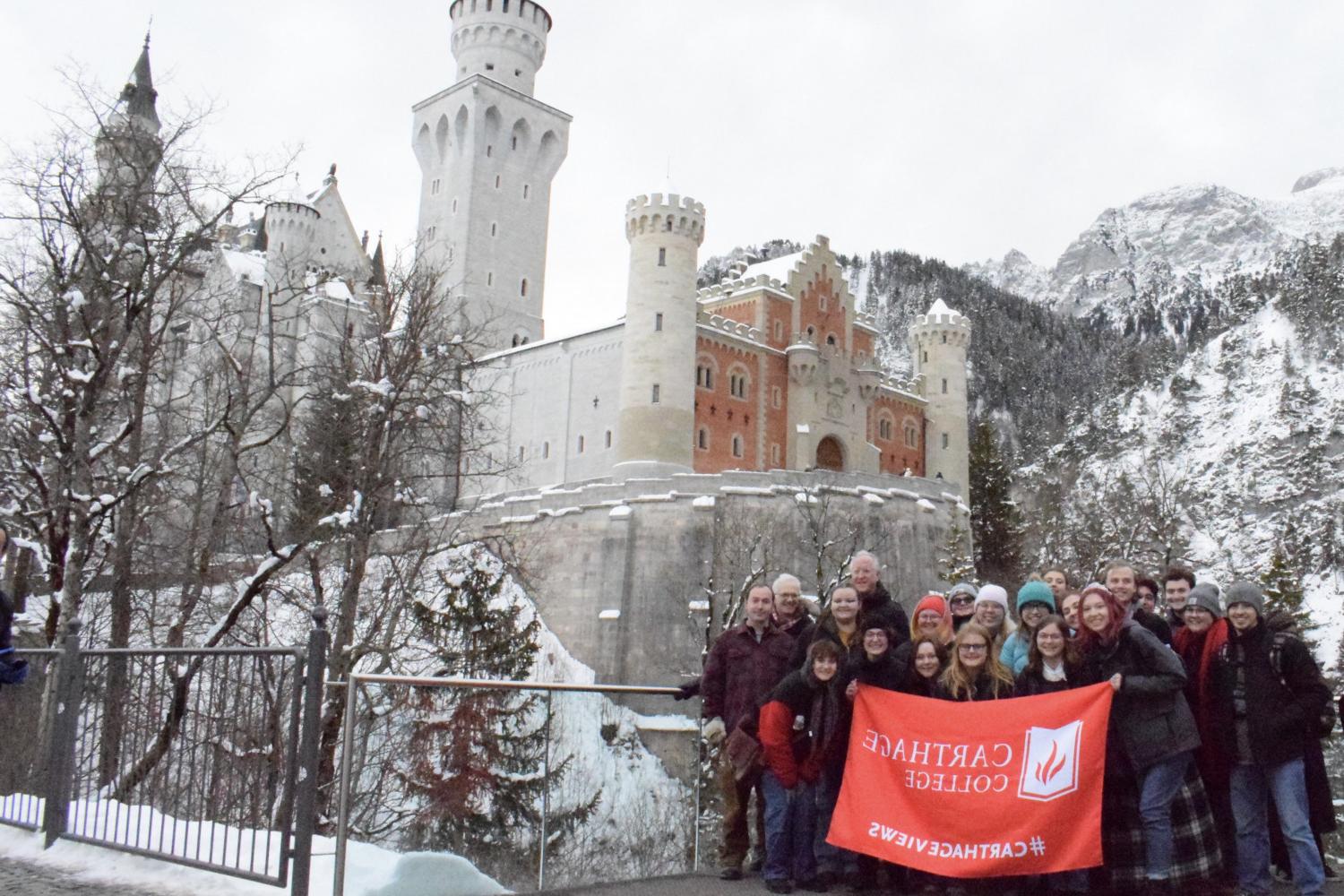 Students and faculty on the j项 study tour to Germany.